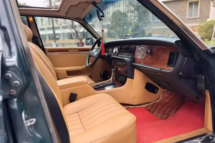 Chiếc Jaguar XJ6 trong bài viết này thuộc năm sản xuất 1986, tức là phiên bản thứ 3, ra đời từ từ 1979 đến 1982. Chiếc xe đã được nâng cấp đáng kể một lần nữa vào tháng 4 năm 1979, được gọi là Series III, kết hợp thiết kế lại ngoại thất tinh tế của Pininfarina.