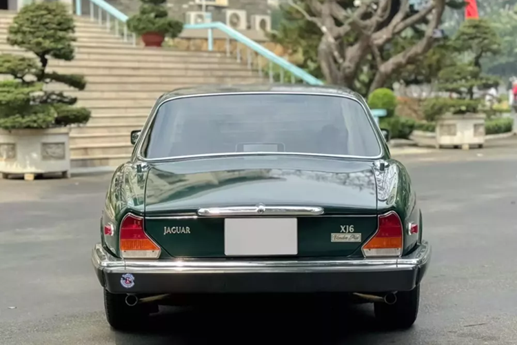 Trên XJ series 2 (từ năm 1973), các saloon chiều dài cơ sở tiêu chuẩn (SWB) đã bị hủy bỏ vào năm 1974, nhưng một chiếc coupe SWB 2 cửa (chỉ dành cho series II) đã được bán từ năm 1975–1978.