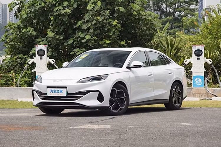 Một trong những điểm khác biệt lớn nhất so với biến thể plug-in hybrid Seal 06 DM-i là logo BYD mới, thay thế cho khẩu hiệu Build Your Dream trước đó.