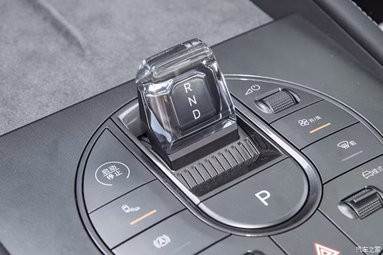 Kính chắn gió phía trước được trang bị ba camera và camera được thêm vào chắn bùn trước và cánh gió sau.