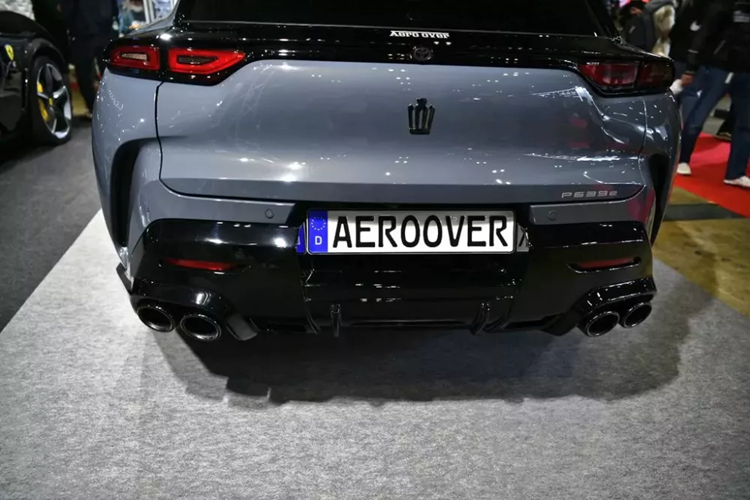 Bộ vành xe cắt kim cương mới kết hợp với kẹp phanh màu vàng tạo thêm nét lấy cảm hứng từ Ferrari, khéo léo kết hợp với lớp ốp đen bóng lắp sẵn tại nhà máy xung quanh vòm bánh xe. Aero Over đã thêm một biểu tượng màu vàng vào mui xe và các tấm chắn phù hợp vào chắn bùn trước, mô phỏng huy hiệu mang tính biểu tượng của Ferrari.