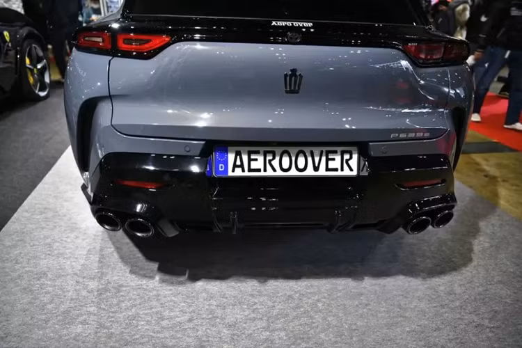 Bộ vành xe cắt kim cương mới kết hợp với kẹp phanh màu vàng tạo thêm nét lấy cảm hứng từ Ferrari, khéo léo kết hợp với lớp ốp đen bóng lắp sẵn tại nhà máy xung quanh vòm bánh xe. Aero Over đã thêm một biểu tượng màu vàng vào mui xe và các tấm chắn phù hợp vào chắn bùn trước, mô phỏng huy hiệu mang tính biểu tượng của Ferrari.