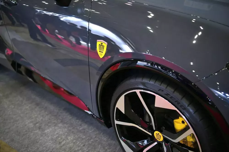 Chiếc xe SUV Toyota Crown Sport này đã được ra mắt tại Triển lãm ô tô Tokyo 2025, được đỗ một cách chiến lược bên cạnh một chiếc Ferrari Purosangue thực sự để du khách có thể chơi trò "phát hiện kẻ mạo danh".