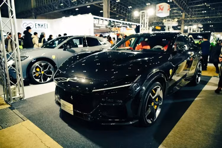 Ngay cả chữ P639e và Aero Over tùy chỉnh trên cửa sau cũng được tạo kiểu theo phông chữ không thể nhầm lẫn của Ferrari. Công bằng mà nói, cần phải chỉ ra rằng Crown Sport về mặt kỹ thuật đã đánh bại Purosangue.