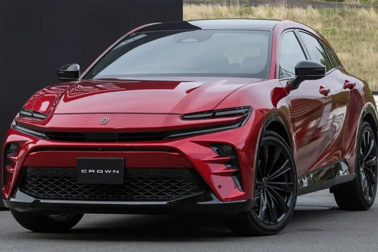 Toyota đã tiết lộ nguyên mẫu gần như sản xuất của Crown Sport vào tháng 7 năm 2022, trong khi Ferrari không chính thức tung ra mẫu xe gầm cao đầu tiên của mình cho đến tháng 9 cùng năm.