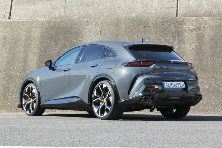 Biểu tượng theo phong cách Ferrari? Chúng là một món hời với giá 8.500 Yên (54 đô la) cho mui xe và chắn bùn. Ngay cả nhãn dán cửa sau cũng chỉ có giá 2.000 Yên (12 đô la). Bản thân giá xe Toyota Crown Sport khởi điểm là 5.900.000 Yên (khoảng 37.500 đô la) tại Nhật Bản, đây là một mức giá hời so với Purosangue bán ra hơn 500.000 đô la.