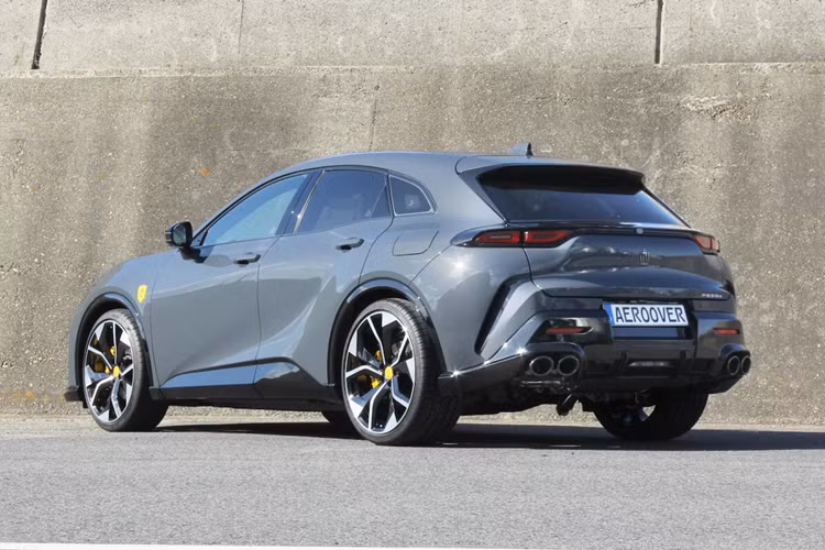 Biểu tượng theo phong cách Ferrari? Chúng là một món hời với giá 8.500 Yên (54 đô la) cho mui xe và chắn bùn. Ngay cả nhãn dán cửa sau cũng chỉ có giá 2.000 Yên (12 đô la). Bản thân giá xe Toyota Crown Sport khởi điểm là 5.900.000 Yên (khoảng 37.500 đô la) tại Nhật Bản, đây là một mức giá hời so với Purosangue bán ra hơn 500.000 đô la.