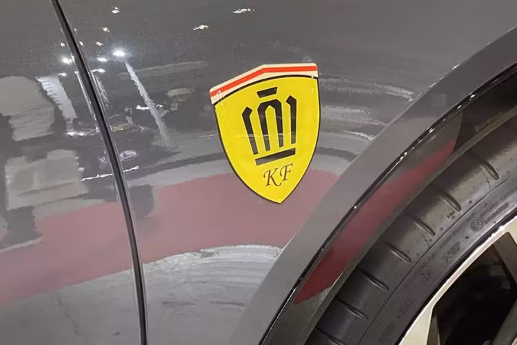 Những thay đổi bao gồm bộ chia gió trước sắc nét hơn và bộ khuếch tán sau được thiết kế lại, trong khi thiết lập 4 ống xả hướng đến kiểu dáng đuôi xe hung hãn của Purosangue được trang bị động cơ V12.