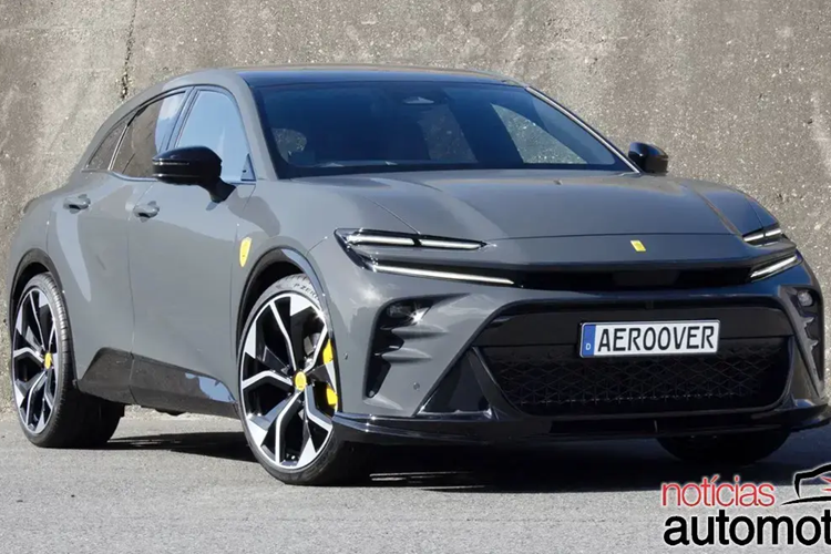 Khi nói đến kiểu dáng, Crown Sport áp dụng thiết kế "đầu búa" của Toyota, một đặc điểm đặc trưng của dòng sản phẩm hiện đại của thương hiệu, được thấy trên các mẫu xe như Prius mới nhất. Trong khi đó, chiếc siêu SUV Purosangue có cách tiếp cận kỳ lạ hơn, với phần đầu xe gợi nhớ đến phần mũi xe bóng bẩy, hung hãn của siêu xe SF90 của nhà Ferrari.