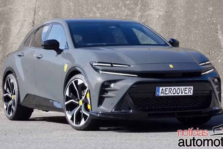 Khi nói đến kiểu dáng, Crown Sport áp dụng thiết kế "đầu búa" của Toyota, một đặc điểm đặc trưng của dòng sản phẩm hiện đại của thương hiệu, được thấy trên các mẫu xe như Prius mới nhất. Trong khi đó, chiếc siêu SUV Purosangue có cách tiếp cận kỳ lạ hơn, với phần đầu xe gợi nhớ đến phần mũi xe bóng bẩy, hung hãn của siêu xe SF90 của nhà Ferrari.