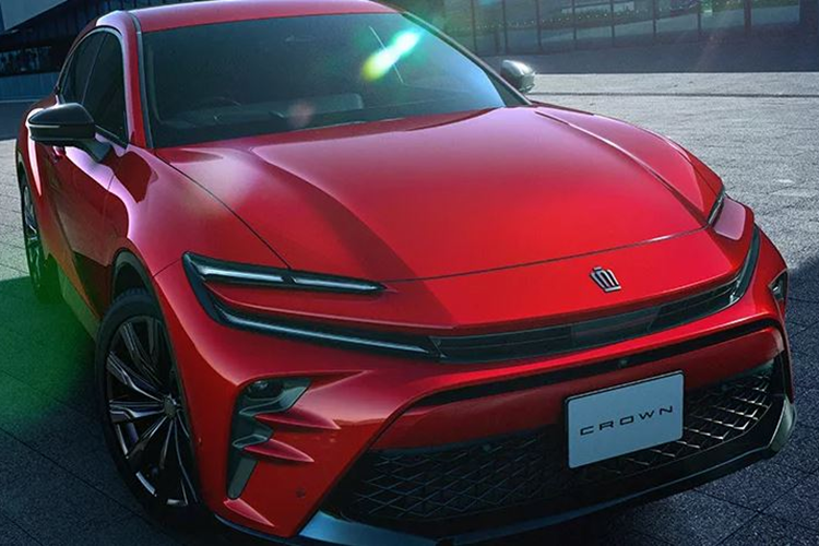 Phải công nhận là những bức ảnh rò rỉ về Purosangue từ nhà máy đã được lan truyền trực tuyến từ đầu tháng 1 năm 2022, có thể đã làm nguồn cảm hứng cho các nhà thiết kế Nhật Bản tạo ra 1 chiếc xe Toyota Crown Sport rất thú vị.