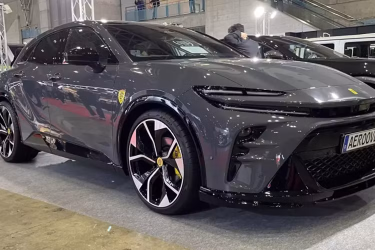 Bằng cách trang bị cho Crown Sport một bộ body kit tùy chỉnh, bao hồm 4 ống xả, huy hiệu theo phong cách Ferrari và một số bánh xe mới, họ đã tạo ra một chiếc SUV của Ý, với chi phí chỉ bằng một phần nhỏ xe nguyên bản.