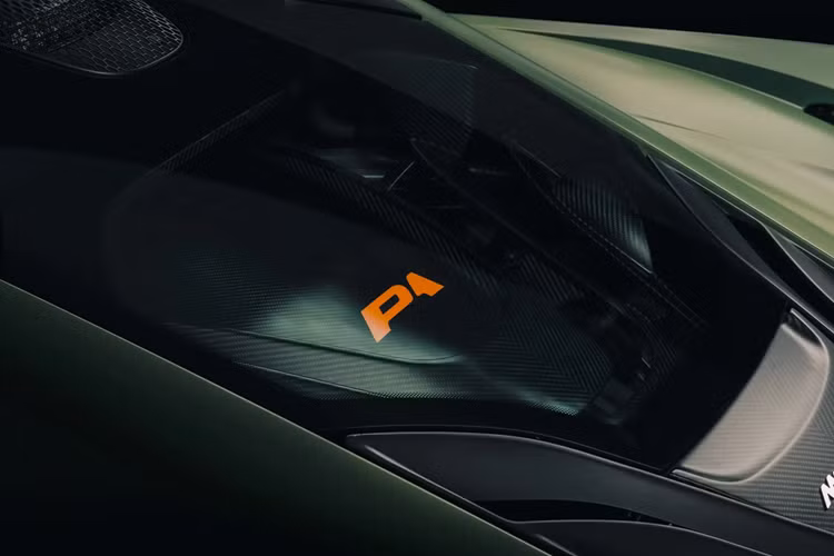 Các điểm nhấn McLaren Orange tiếp tục xuất hiện trong khoang nội thất, lớp da bọc ghế có đường chỉ khâu đen tương phản và logo P1 trên tựa đầu, bảng điều khiển phía trên, vô-lăng được bọc trong màu McLaren Orange.