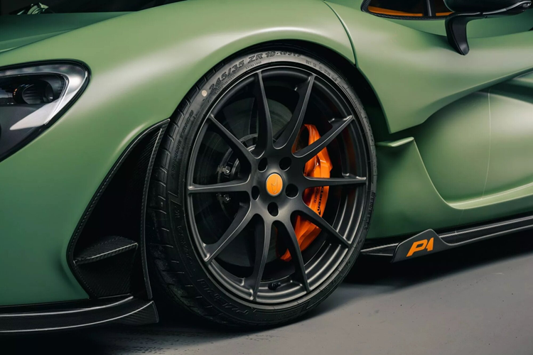Trở lại với chiếc McLaren P1 màu Satin Camo Green trong bài viết này, đây là chiếc xe thuộc sở hữu của vị doanh nhân tại Qatar, cấu hình của P1 này là độc bản trong dây chuyền sản suất. Màu sơn ngoại thất của P1 đặc biệt với lớp sơn màu xanh lá mờ. Để tôn vinh di sản đua xe phong phú của McLaren, màu McLaren Orange đã được sử dụng để làm nổi bật một số chi tiết ấn tượng nhất của P1.