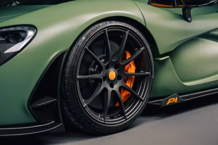 Trở lại với chiếc McLaren P1 màu Satin Camo Green trong bài viết này, đây là chiếc xe thuộc sở hữu của vị doanh nhân tại Qatar, cấu hình của P1 này là độc bản trong dây chuyền sản suất. Màu sơn ngoại thất của P1 đặc biệt với lớp sơn màu xanh lá mờ. Để tôn vinh di sản đua xe phong phú của McLaren, màu McLaren Orange đã được sử dụng để làm nổi bật một số chi tiết ấn tượng nhất của P1.