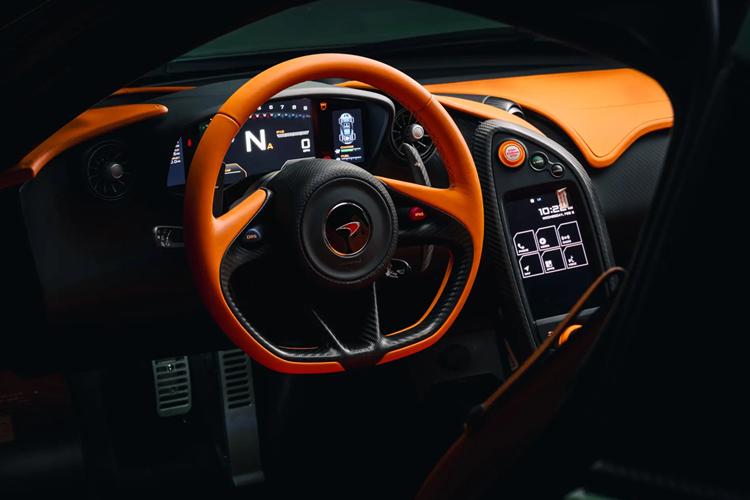 Các nút điều khiển hệ thống IRIS, nút khởi động động cơ, viền quanh nút khởi động, công tắc đèn cũng như gương trên cửa phía tài xế đều được sơn màu McLaren Orange. Hiện tại, đồng hồ công-tơ-mét hiển thị 130 km, chiếc P1 được giới thiệu trong tình trạng gần như mới, đã được cất giữ trong bộ sưu tập của chủ sở hữu kể từ khi giao xe.