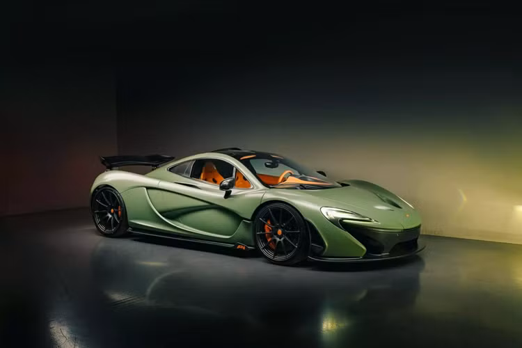 Chiếc McLaren cuối cùng tạo được tiếng vang lớn cho thương hiệu trước đó là F1 và mặc dù P1 không thể vượt qua người tiền nhiệm của mình, có thể nói rằng P1 mang ý nghĩa lớn hơn đối với McLaren khi so với Ferrari LaFerrari hay Porsche 918 Spyder.