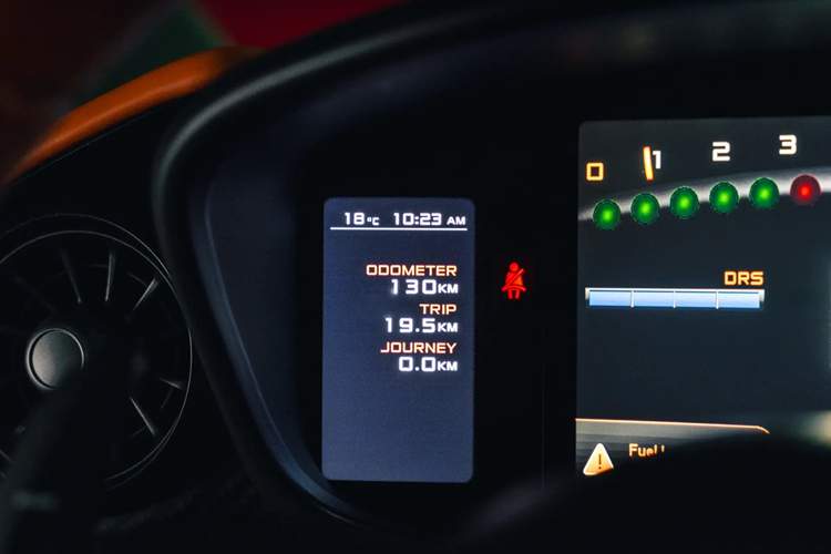 Cả hai huy hiệu McLaren và P1 trên mũi xe và đuôi xe đều được sơn màu McLaren Orange (thay vì màu đỏ tiêu chuẩn), cùng với đó là cùm phanh, nắp logo chụp bánh xe, phần chân của các thanh thủy lực cánh lướt gió sau, logo P1 trên nắp động cơ và phần lip hông ngay sau bánh trước.