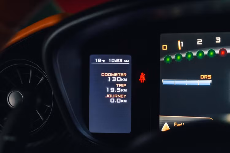 Cả hai huy hiệu McLaren và P1 trên mũi xe và đuôi xe đều được sơn màu McLaren Orange (thay vì màu đỏ tiêu chuẩn), cùng với đó là cùm phanh, nắp logo chụp bánh xe, phần chân của các thanh thủy lực cánh lướt gió sau, logo P1 trên nắp động cơ và phần lip hông ngay sau bánh trước.