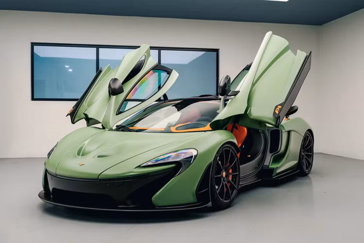 Năm 2013 có lẽ là năm quan trọng nhất đối với McLaren Automotive trong thế kỷ 21, nhất là khi hãng ra mắt P1 cũng là bước tiến táo bạo của McLaren vào bộ 3 siêu xe hybrid đối đầu với Ferrari LaFerrari và Porsche 918 Spyder, P1 được cho là nổi bật nhất trong số 3 mẫu xe kể trên.