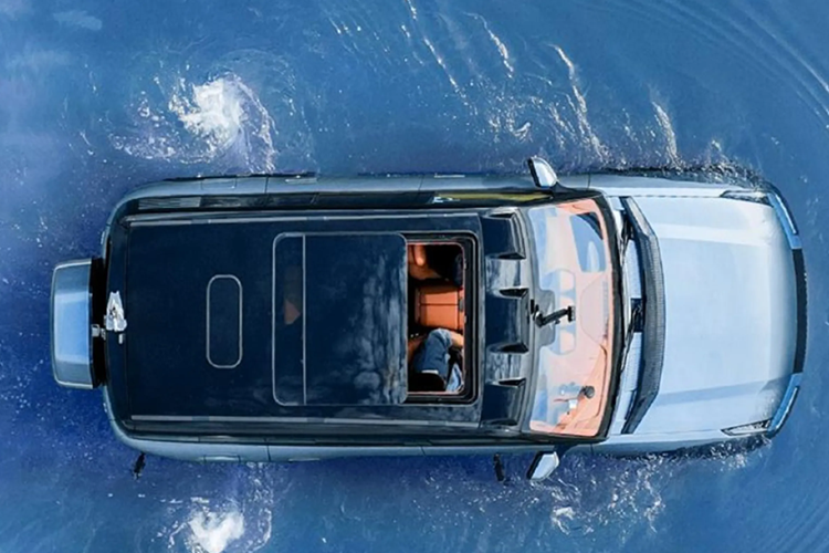 Chữ cái "L" trong tên gọi được đồn đoán là viết tắt của cụm “long wheelbase” hay trục cơ sở kéo dài. Có thể đoán ra điều này qua khu vực cửa sau dài hơn của xe. Chưa hết, hãng BYD còn kéo dài khu vực phía sau của Yangwang U8L.