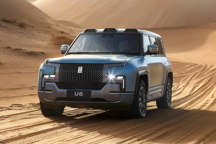 Tuy nhiên, hãng xe điện hàng đầu của Trung Quốc hiện chưa công bố bất kỳ thông tin nào liên quan đến mẫu xe này. Qua những hình ảnh ít ỏi do hãng công bố, chúng ta có thể nhận ra một số thay đổi của Yangwang U8L so với bản tiêu chuẩn.