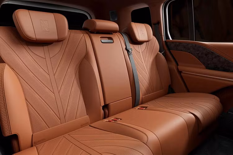 Cung cấp năng lượng cho 4 mô-tơ điện này là pin Blade LFP 49,05 kWh và động cơ xăng 4 xi-lanh, tăng áp, dung tích 2.0L đóng vai trò là máy phát điện.