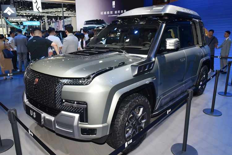 BYD công bố U8 tiêu chuẩn có thể chạy 180 km chỉ bằng pin trong khi tổng phạm vi hoạt động lên đến 1.000 km theo chu trình CLTC của Trung Quốc. Dự kiến, những con số này ở Yangwang U8L sẽ thấp hơn vì trọng lượng lớn hơn.