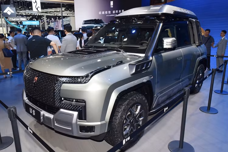 BYD công bố U8 tiêu chuẩn có thể chạy 180 km chỉ bằng pin trong khi tổng phạm vi hoạt động lên đến 1.000 km theo chu trình CLTC của Trung Quốc. Dự kiến, những con số này ở Yangwang U8L sẽ thấp hơn vì trọng lượng lớn hơn.