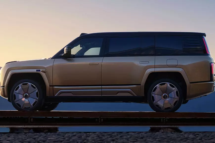 Để chiều lòng mọi khách hàng, hãng BYD chuẩn bị tung ra phiên bản mới của dòng xe U8 tại Triển lãm Ô tô Thượng Hải 2025 khai mạc vào ngày 23/4. Phiên bản mới này được gọi bằng cái tên Yangwang U8L 2025 chạy điện. Trước thời điểm xe ra mắt, hãng BYD đã tung ra những hình ảnh chính thức đầu tiên của Yangwang U8L. 