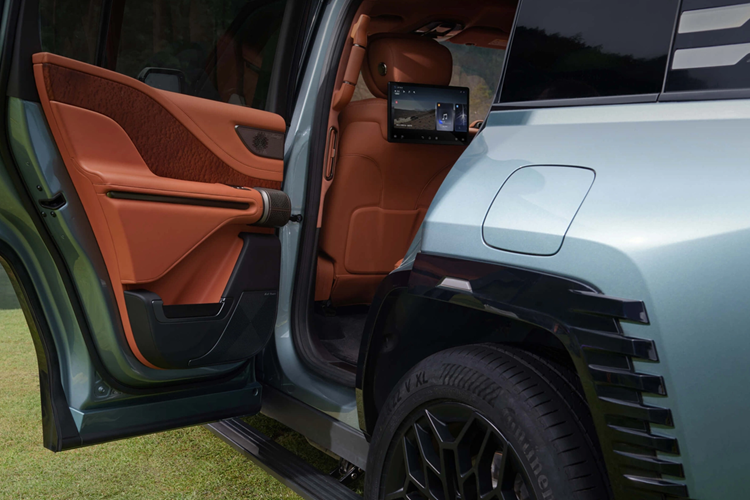 Hiện vẫn chưa có thông tin kỹ thuật chính thức, nhưng Yangwang U8L được cho là sẽ có 2 cấu hình nội thất là 6 chỗ hoặc 7 chỗ ngồi. Trong đó, phiên bản 6 chỗ có thể được trang bị 2 ghế thương gia ở hàng ghế giữa nhằm phù hợp với đẳng cấp hàng đầu của xe.