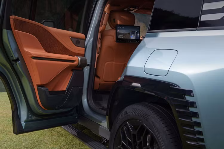 Hiện vẫn chưa có thông tin kỹ thuật chính thức, nhưng Yangwang U8L được cho là sẽ có 2 cấu hình nội thất là 6 chỗ hoặc 7 chỗ ngồi. Trong đó, phiên bản 6 chỗ có thể được trang bị 2 ghế thương gia ở hàng ghế giữa nhằm phù hợp với đẳng cấp hàng đầu của xe.