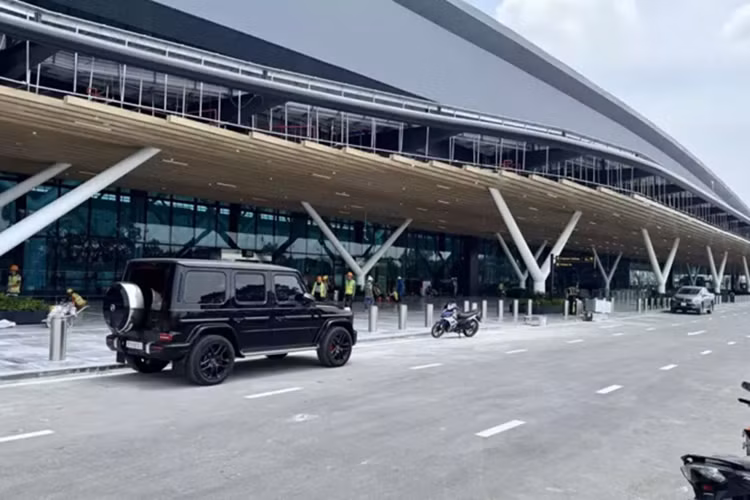 Có lẽ nhiều người khi bấm biển số hoặc đấu giá biển số sẽ rất ngại nếu gặp biển nào có con số 13, nhưng với Vin Trần, 1 biker khá nổi tiếng thì các xe ôtô của anh đều chọn mua biển thật nhiều con số 13. Trong đó chiếc xe Mercedes-AMG G63 có 1 cặp số 13, còn Honda Civic Type R biển 130.00.