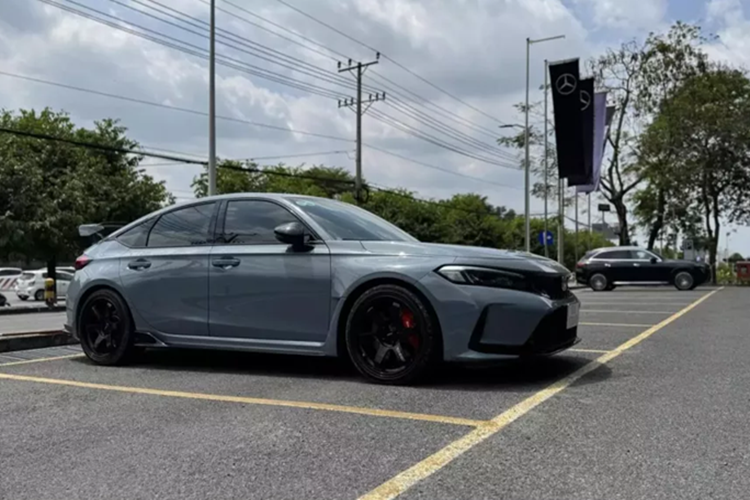 Sức mạnh này đồng hành cùng hộp số sàn 6 cấp, nhờ đó, Honda Civic Type R cho phép xe đạt vận tốc tối đa 272 km/h. Hộp số sàn nâng cấp này kết hợp với hệ thống vù ga tự động (Rev Match System), hứa hẹn mang đến trải nghiệm lái mượt mà, đầy phấn khích. Bên cạnh đó, phiên bản hiệu suất cao của dòng Honda Civic còn có 4 chế độ lái, bao gồm Comfort, Sport, Individual và +R.