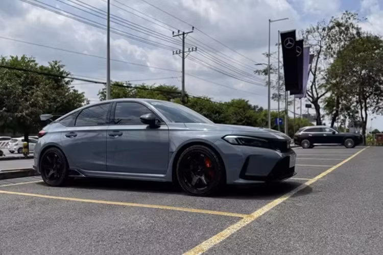 Sức mạnh này đồng hành cùng hộp số sàn 6 cấp, nhờ đó, Honda Civic Type R cho phép xe đạt vận tốc tối đa 272 km/h. Hộp số sàn nâng cấp này kết hợp với hệ thống vù ga tự động (Rev Match System), hứa hẹn mang đến trải nghiệm lái mượt mà, đầy phấn khích. Bên cạnh đó, phiên bản hiệu suất cao của dòng Honda Civic còn có 4 chế độ lái, bao gồm Comfort, Sport, Individual và +R.