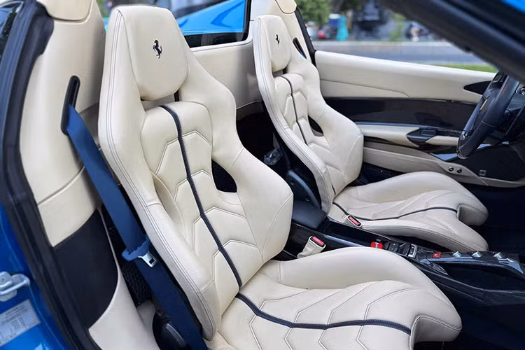 Siêu xe Ferrari 488 Spider vẫn sở hữu động cơ V8, tăng áp kép, dung tích 3.9 lít, sản sinh công suất tối đa 661 mã lực tại và mô-men xoắn cực đại 760 Nm tương tự như bản Coupe.