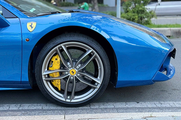 Là 1 trong 3 chiếc xe Ferrari 488 Spider được nhập về Việt Nam trong suốt gần 10 năm qua, tuy nhiên, đây cũng là xe duy nhất sở hữu màu xanh dương. Ngoài màu sơn xanh dương, xe còn có nhiều chi tiết sơn đen, bộ mâm 5 chấu kép màu bạc cùng kẹp phanh màu vàng rất nổi bật.
