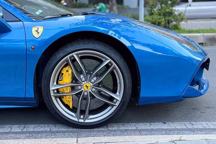 Là 1 trong 3 chiếc xe Ferrari 488 Spider được nhập về Việt Nam trong suốt gần 10 năm qua, tuy nhiên, đây cũng là xe duy nhất sở hữu màu xanh dương. Ngoài màu sơn xanh dương, xe còn có nhiều chi tiết sơn đen, bộ mâm 5 chấu kép màu bạc cùng kẹp phanh màu vàng rất nổi bật.