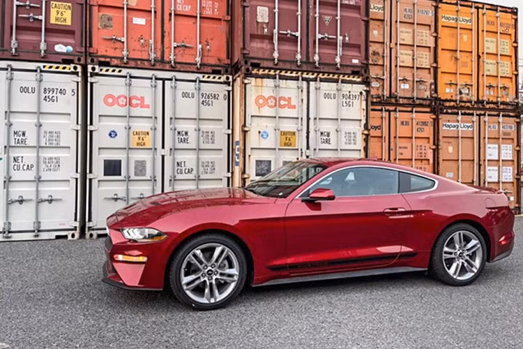 Chiếc xe thể thao Ford Mustang đời mới trong bài viết này sử dụng động cơ EcoBoost, 4 xy-lanh, dung tích 2.3 lít, sẽ sản sinh ra công suất tối đa 310 mã lực và mô men xoắn cực đại là 474 Nm. Động cơ đi cùng với hộp số tự động 10 cấp mới thay vì loại tự động 6 tốc độ của phiên bản trước.