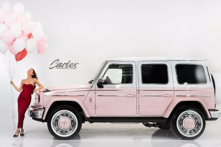 Bộ body kit mới được thiết kế tinh tế, gồm cản trước mạ crôm, thanh đẩy và lưới tản nhiệt mang logo Carlex thay cho ngôi sao ba cánh của Mercedes. Vòm bánh xe loe rộng tăng vẻ cơ bắp, trong khi cản sau mạ crôm giữ sự đồng bộ. 