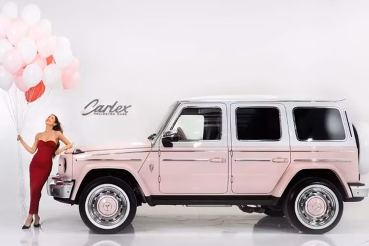 Bộ body kit mới được thiết kế tinh tế, gồm cản trước mạ crôm, thanh đẩy và lưới tản nhiệt mang logo Carlex thay cho ngôi sao ba cánh của Mercedes. Vòm bánh xe loe rộng tăng vẻ cơ bắp, trong khi cản sau mạ crôm giữ sự đồng bộ. 