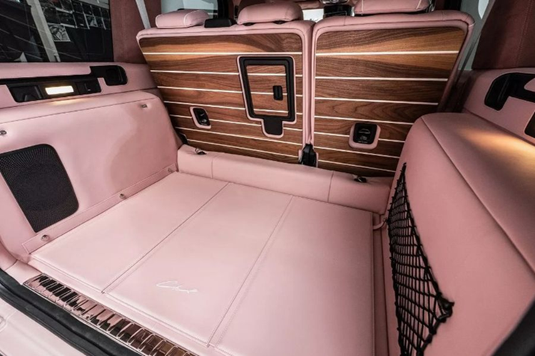 Bên trong, nội thất được bọc da hồng phấn từ ghế ngồi, vô-lăng, bảng điều khiển, ốp cửa đến lớp lót cốp, đồng bộ với màu sơn ngoài. Trần xe sử dụng Alcantara hồng, kết hợp chỉ khâu trắng tương phản và một phần da trắng trên bảng. 