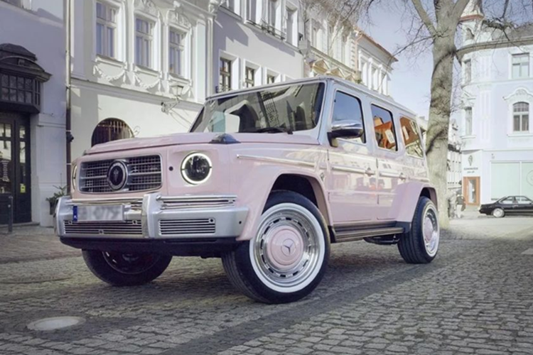 Trong đó, Mercedes-Benz G-Class bản Carlex Rose Vintage mang đến một diện mạo hoài cổ đầy táo bạo, khác biệt hoàn toàn so với phong cách nguyên bản. Carlex Rose Vintage nổi bật với màu sơn hồng phấn ở nửa dưới thân xe, kết hợp trắng ở nửa trên, tạo sự tương phản nhẹ nhàng nhưng cuốn hút. 