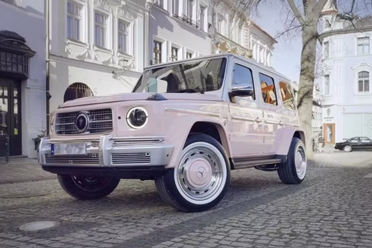 Trong đó, Mercedes-Benz G-Class bản Carlex Rose Vintage mang đến một diện mạo hoài cổ đầy táo bạo, khác biệt hoàn toàn so với phong cách nguyên bản. Carlex Rose Vintage nổi bật với màu sơn hồng phấn ở nửa dưới thân xe, kết hợp trắng ở nửa trên, tạo sự tương phản nhẹ nhàng nhưng cuốn hút. 