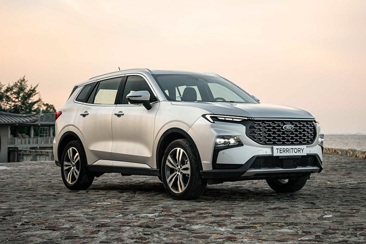 Dù sở hữu thiết kế hiện đại và không gian nội thất rộng rãi với chiều dài cơ sở 2.726 mm, Ford Territory vẫn chưa thể vượt qua Mazda CX-5 về doanh số. Trong năm 2024, CX-5 có doanh số đạt 14.781 chiếc, gấp gần hai lần so với Territory (8.125 xe). CX-5 hiện có mức giá khởi điểm 749 triệu đồng cùng nhiều phiên bản khác nhau, phù hợp với nhiều nhóm khách hàng.