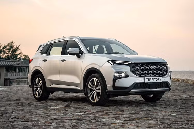 Dù sở hữu thiết kế hiện đại và không gian nội thất rộng rãi với chiều dài cơ sở 2.726 mm, Ford Territory vẫn chưa thể vượt qua Mazda CX-5 về doanh số. Trong năm 2024, CX-5 có doanh số đạt 14.781 chiếc, gấp gần hai lần so với Territory (8.125 xe). CX-5 hiện có mức giá khởi điểm 749 triệu đồng cùng nhiều phiên bản khác nhau, phù hợp với nhiều nhóm khách hàng.