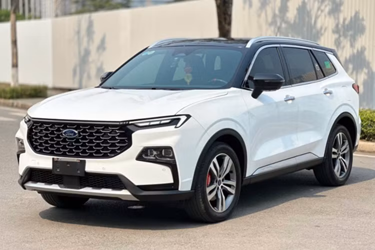 Theo ghi nhận từ một đại lý Ford tại Hà Nội, mẫu Territory Trend (phiên bản tiêu chuẩn) hiện được chào bán với mức giá 689 triệu đồng, ưu đãi tới 70 triệu đồng so với giá niêm yết. Các phiên bản cao hơn cũng được ưu đãi sâu, từ 70 đến 80 triệu đồng tùy đại lý, tạo ra mức giá Ford Territory rẻ hơn cạnh tranh trực tiếp với đối thủ Mazda CX-5.