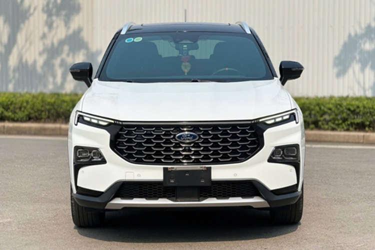 Động thái này được cho là để “dọn kho” chuẩn bị đón phiên bản mới. Bởi gần đây, nhiều người đã vô tình bắt gặp một chiếc Ford Territory 2025 xuất hiện trên đường phố Việt Nam trong tình trạng che chắn kĩ phần đầu và đuôi xe. Ford Việt Nam hiện chưa đưa ra xác nhận chính thức nào, trong khi phía các đại lý cũng đang khá kín tiếng.