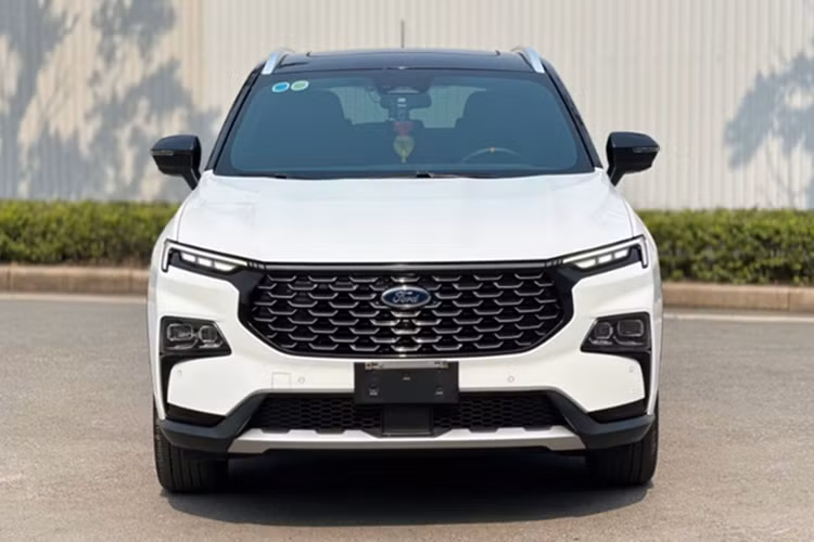 Động thái này được cho là để “dọn kho” chuẩn bị đón phiên bản mới. Bởi gần đây, nhiều người đã vô tình bắt gặp một chiếc Ford Territory 2025 xuất hiện trên đường phố Việt Nam trong tình trạng che chắn kĩ phần đầu và đuôi xe. Ford Việt Nam hiện chưa đưa ra xác nhận chính thức nào, trong khi phía các đại lý cũng đang khá kín tiếng.