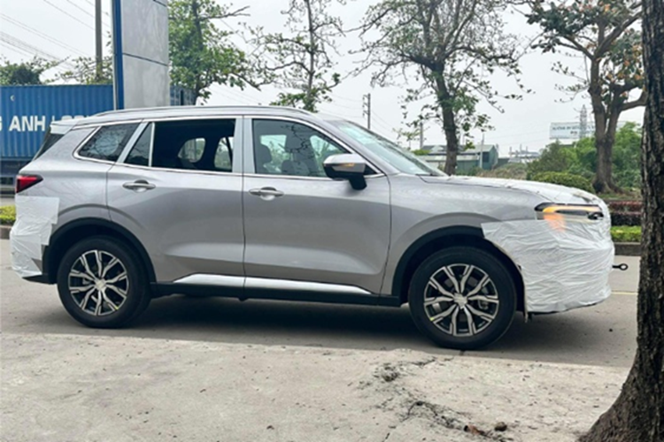 Đây có thể là đặc điểm của phiên bản tiêu chuẩn, trong khi các biến thể cao hơn có thể giữ phong cách thiết kế tương đồng với xe tại Trung Quốc để tạo sự nổi bật. Về nội thất, khoang cabin của Territory 2025 dự kiến không thay đổi nhiều.